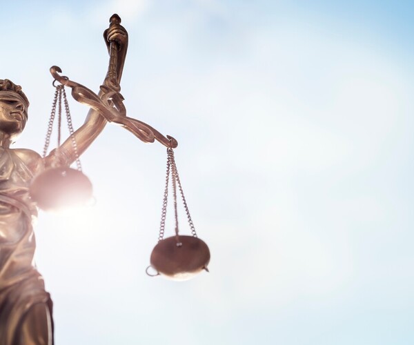 Justitia vor der Sonne mit Schwert und Waage 