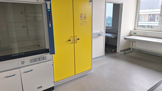 Laborfläche möbliert