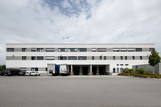 Halle Außenansicht Süd
