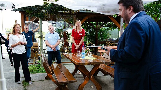 Magerl spricht im Innenhof