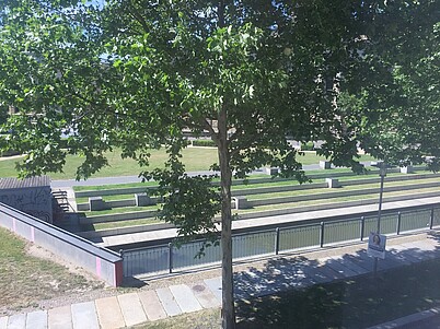 Leipzig, Riemannstraße 56: Blick aus dem Bürofenster zum Freitreppe am Pleißemühlgraben