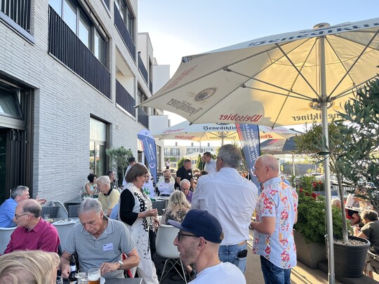 IHK-Sommertour 2025: Unternehmen genießen das Abendessen und kommen ins Gespräch
