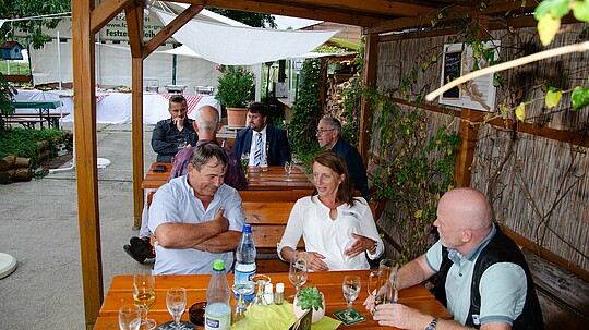 Gäste reden am Tisch