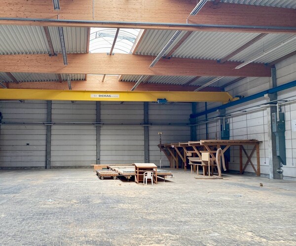 Innenansicht leere Halle mit Deckenkrananlage