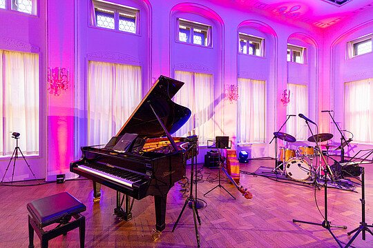 Impressionen von "Wirtschaft trifft Kultur" am 23.05.24 mit Pascal von Wroblewsky und dem Lora Kostina Trio
