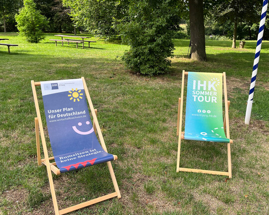 Impressionen der IHK-Sommertour 2025 in Podelwitz: Strandstühle mit IHK-Aufdruck