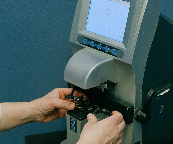 Mann arbeitet an einem kleinen Automaten