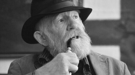 Harald Bauer mit Pfeife und Hut