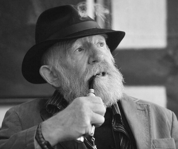 Harald Bauer mit Pfeife und Hut