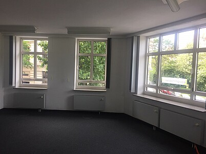 Leipzig, Riemannstraße 56: Innenansicht Büro mit Fensterfront