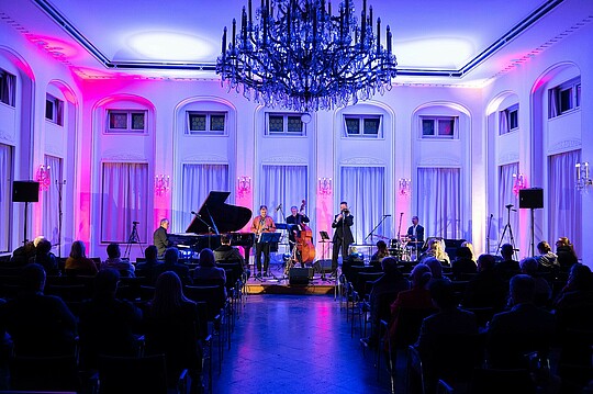 Wirtschaft trifft Kultur: Impressionen vom Konzert der LAMETTA FIVE in der Alten Börse am 30.11.2023. Bild erstellt von Hermann Hertrampf.