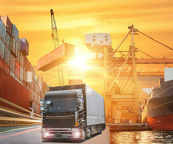 viele mögliche Güterverkehrsmittel wie LKW oder Frachter 