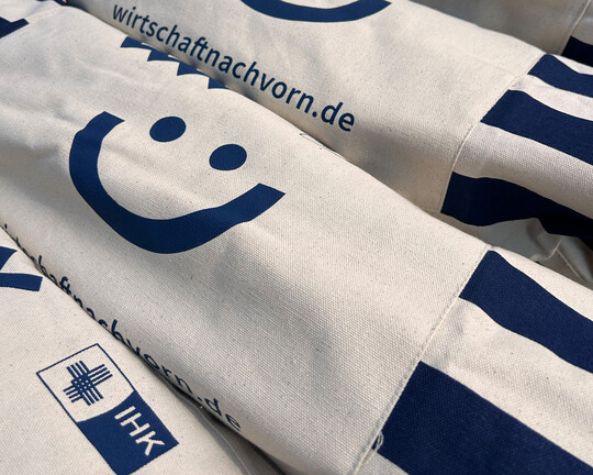 Impressionen der IHK-Sommertour 2025 in Podelwitz: Bedruckte Strandtaschen der IHK zu Leipzig