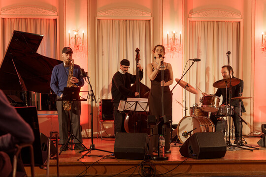 Impressionen vom Wirtschaft trifft Kultur-Konzert "Violet Greens" am 4. April 2025 in der Alten Handelsbörse. #