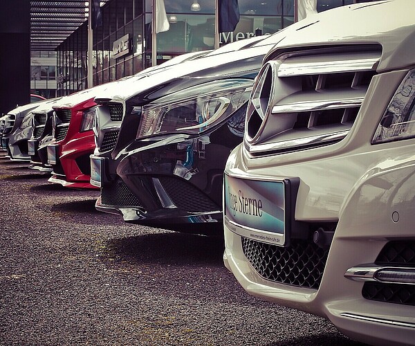 Reihe von Mercedes Benz-Autos