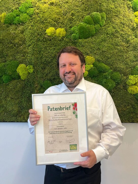 Hauptgeschäftsführer Dr. Magerl mit der Urkunde für die Patenschaft