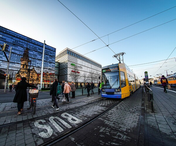 Verkehr, Einfahrt einer Straßenbahn