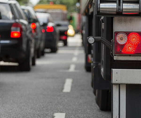 Rücklichter von Autos symbolisieren Stau auf der Straße