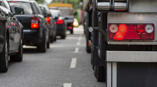 Rücklichter von Autos symbolisieren Stau auf der Straße