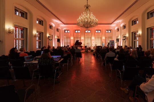 Impressionen vom Wirtschaft trifft Kultur-Konzert "Violet Greens" am 4. April 2025 in der Alten Handelsbörse. 