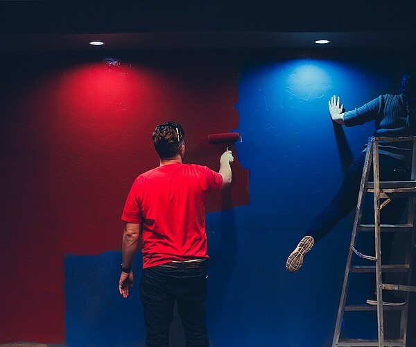 Bühnenmaler ändert Wandfarbe von blau zu rot