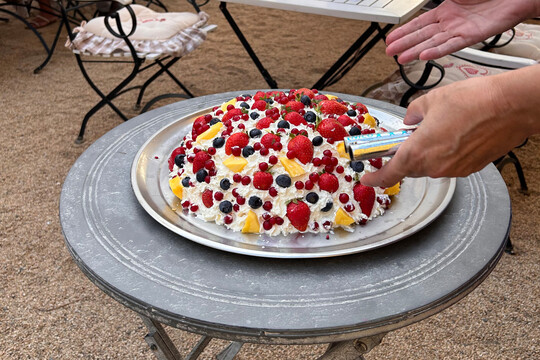 Eine große Eisplatte mit Beeren wird serviert.