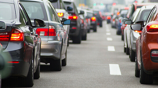 Stau mit vielen Autos