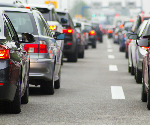 Stau mit vielen Autos