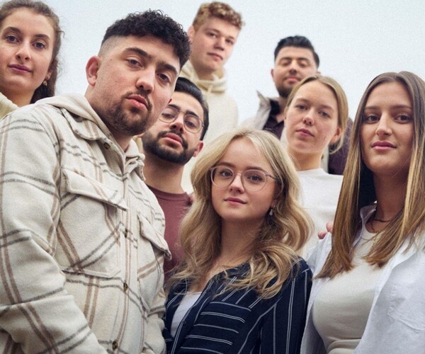 Junge Menschen schauen in die Kamera