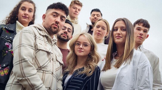 Junge Menschen schauen in die Kamera