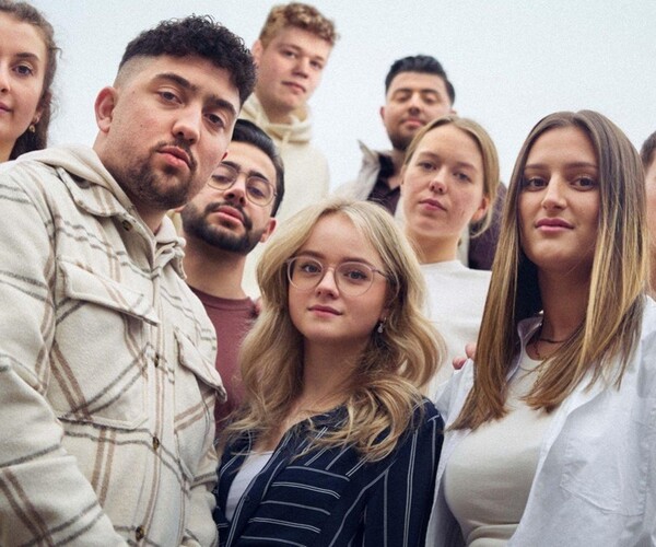 Junge Menschen schauen in die Kamera