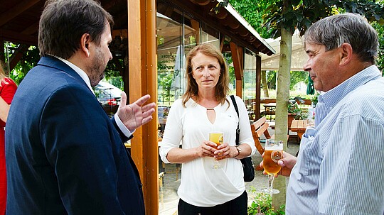 Dr. Magerl redet mit den Gästen