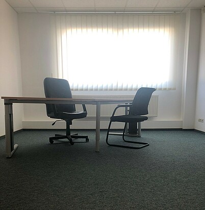 Belgershain-Threna, Wiesenstraße 9: Büro mit Tisch und zwei Stühlen