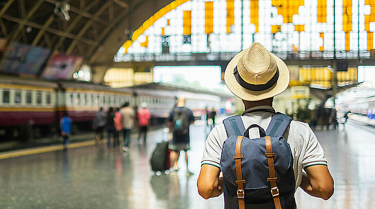 Tourist läuft in einem Bahnhof herum