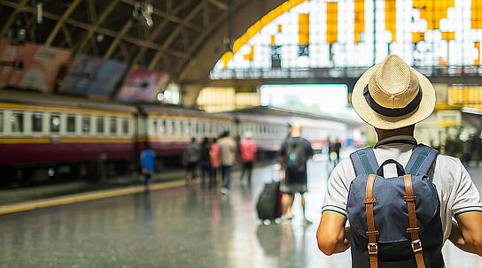 Tourist läuft in einem Bahnhof herum