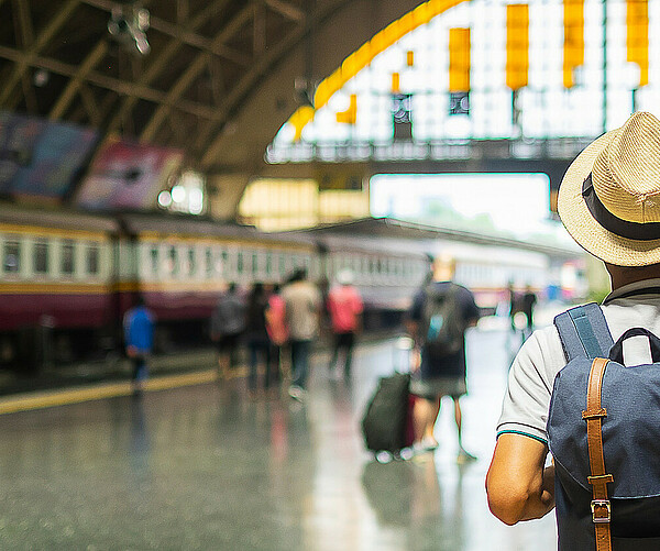 Tourist läuft in einem Bahnhof herum