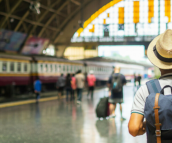 Tourist läuft in einem Bahnhof herum