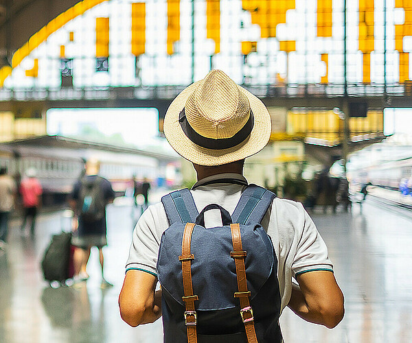 Tourist läuft in einem Bahnhof herum