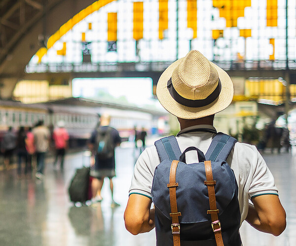 Tourist läuft in einem Bahnhof herum