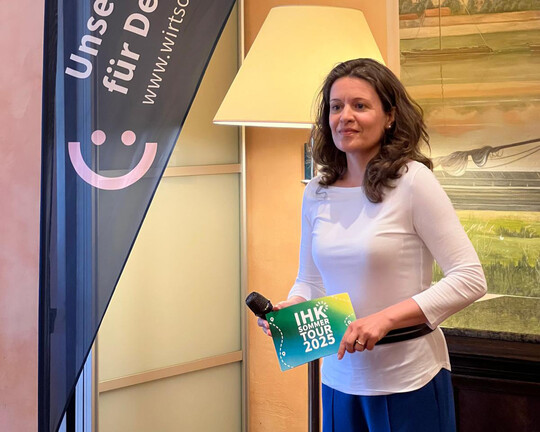 Impressionen der IHK-Sommertour 2025 in Werdau/Torgau: Moderatorin Melanie Nolte