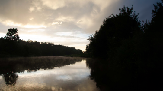 Wolken über Wasser