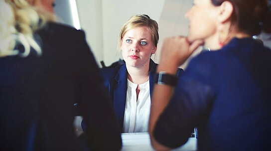 Drei Frau sitzen beratend am Tisch