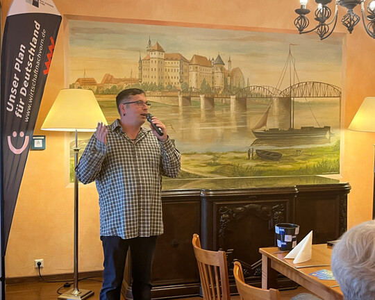 Impressionen der IHK-Sommertour 2025 in Werdau/Torgau: Der Inhaber vom Alten Elbehof spricht
