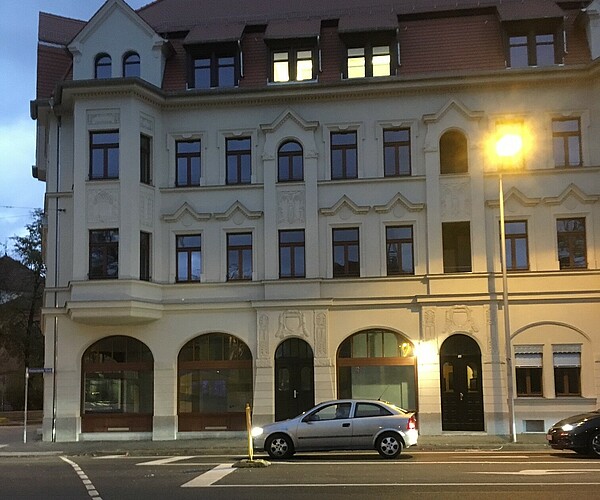 Leipzig, Rückmarsdorfer Straße 1: Gesamtgebäude und Schaufensterfront im Erdgeschoss