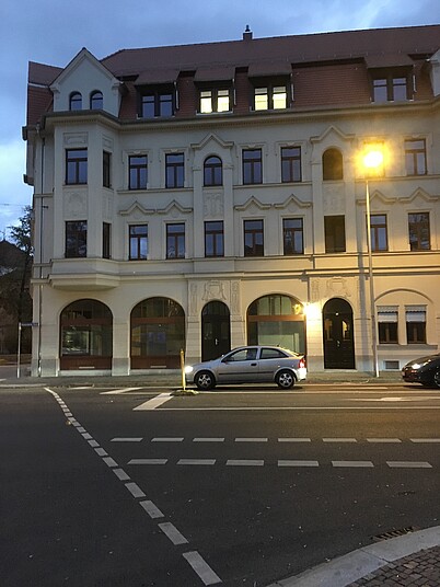Leipzig, Rückmarsdorfer Straße 1: Gesamtgebäude und Schaufensterfront im Erdgeschoss