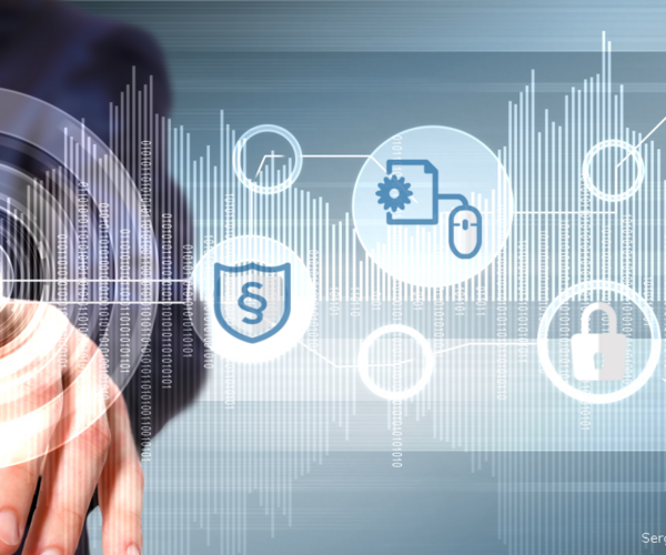 Mann tippt auf Bildschirm mir verschiedenen Icons