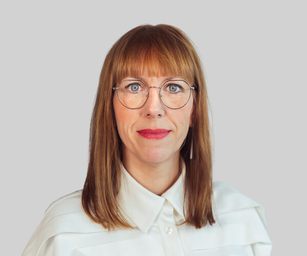 Ein Porträtbild der Landtagsabgeordneten Katja Meier, die mit neutralem Gesichtsausdruck in die kamera schaut