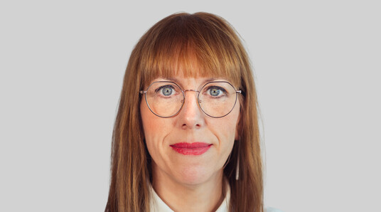 Ein Porträtbild der Landtagsabgeordneten Katja Meier, die mit neutralem Gesichtsausdruck in die kamera schaut