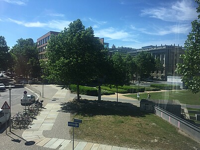 Leipzig, Riemannstraße 56: Blick aus dem Bürofenster zu Universitätsbibliothek und Bundesverwaltungsgericht