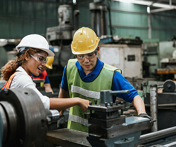 zwei Werkzeugmechaniker gehen ihrer Arbeit nach